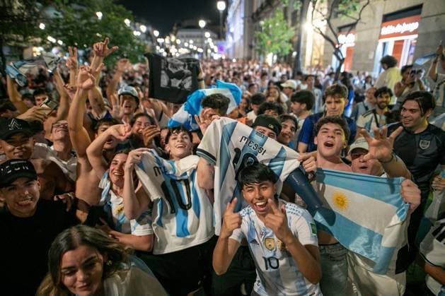 July 16, 2026, Madrid, Madrid, Spain: MADRID, SPAIN Ã¢â‚¬ JULY 15, 2026: Argentine football fans celebrate in Puerta del Sol after Argentina defeat England 2-1 in the 2026 FIFA World Cup, WM, Weltmeisterschaft, Fussball semi-final. Argentina advance to the final, where they will face Spain in New York on Sunday, July 19. JNA Press Argentine Fans Celebrate World Cup Final Qualification In Madrid  - ZUMAq101 0861767739st Copyright: xC.xCarvajalx