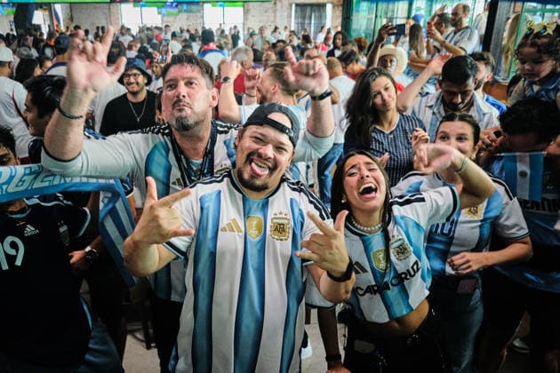 July 15, 2026, Houston, Texas, USA: Argentina supporters celebrate at a watch party at Pitch 25 in Houston after Argentina s 2-1 comeback win over England in the FIFA World Cup, WM, Weltmeisterschaft, Fussball 2026 semifinal sent the defending champions to Sunday s final against Spain. The match was played at Atlanta Stadium in Atlanta. Comeback Kings Again: Houston s Argentina Fans Erupt As Late Goals Sink England  - ZUMAe130 0861768504st Copyright: xCarlosxEscalonax