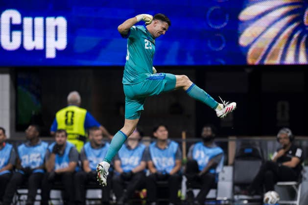Sport Themen der Woche KW29 England v Argentina - FIFA World Cup, WM, Weltmeisterschaft, Fussball 2026 Emiliano Martinez of Argentina celebrates during the FIFA World Cup 2026 semi final football match between England and Argentina. Atlanta United States Copyright: xNicolòxCampox