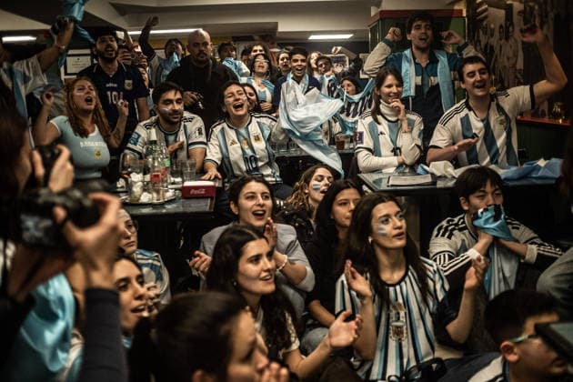July 15, 2026, Buenos Aires, Buenos Aires, Argentina: Argentine supporters flood the streets in celebration after their national team, Nationalteam s victory over England secures a place in the final of the 2026 FIFA World Cup, WM, Weltmeisterschaft, Fussball Argentine Fans Celebrate As Argentina Reaches 2026 World Cup Final  - ZUMAf175 0861773366st Copyright: xDaniellaxFernandezxRealinx