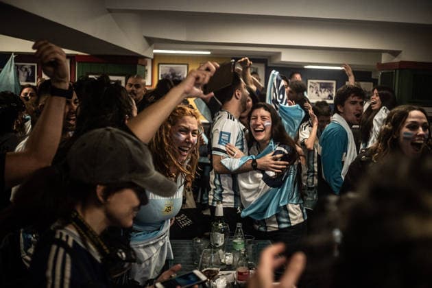 July 15, 2026, Buenos Aires, Buenos Aires, Argentina: Argentine supporters flood the streets in celebration after their national team, Nationalteam s victory over England secures a place in the final of the 2026 FIFA World Cup, WM, Weltmeisterschaft, Fussball Argentine Fans Celebrate As Argentina Reaches 2026 World Cup Final  - ZUMAf175 0861773367st Copyright: xDaniellaxFernandezxRealinx