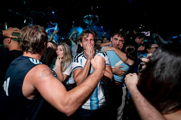 Ambiente en Madrid durante la semifinal del Mundial de fútbol 2026 entre Argentina e Inglaterra The atmosphere in Madrid during the 2026 World Cup semifinal between Argentina and England. Fans of the Argentine national team, Nationalteam during the 2026 World Cup semifinal match between Argentina and England on July 15, 2026, in Madrid, Spain. The semifinal match between Argentina and England will determine which team will face Spain in the final on July 19 in New York. JULY 15, 2026. On Foot. Madrid, Spain  Copyright: xA.xPÃ rezxMecax 7667114 Madrid Madrid Espana *** The atmosphere in Madrid during the 2026 World Cup semifinal between Argentina and England Fans of the Argentine national team during the 2026 World Cup semifinal match between Argentina and England on July 15, 2026, in Madrid, Spain The semifinal match between Argentina and England will determine which team will face Spain in the final on July 19 in New York JULY 15, 2026 On Foot Madrid, Spain  Copyright xA xPérezxMeca 7667114 Madrid Madrid Spain  Copyright: xIMAGO A.xPÃ rezxMecax imago images 0861757964