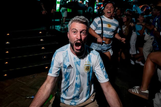 Ambiente en Madrid durante la semifinal del Mundial de fútbol 2026 entre Argentina e Inglaterra The atmosphere in Madrid during the 2026 World Cup semifinal between Argentina and England. Fans of the Argentine national team, Nationalteam during the 2026 World Cup semifinal match between Argentina and England on July 15, 2026, in Madrid, Spain. The semifinal match between Argentina and England will determine which team will face Spain in the final on July 19 in New York. JULY 15, 2026. On Foot. Madrid, Spain  Copyright: xA.xPÃ rezxMecax 7667116 Madrid Madrid Espana *** The atmosphere in Madrid during the 2026 World Cup semifinal between Argentina and England Fans of the Argentine national team during the 2026 World Cup semifinal match between Argentina and England on July 15, 2026, in Madrid, Spain The semifinal match between Argentina and England will determine which team will face Spain in the final on July 19 in New York JULY 15, 2026 On Foot Madrid, Spain  Copyright xA xPérezxMeca 7667116 Madrid Madrid Spain  Copyright: xIMAGO A.xPÃ rezxMecax imago images 0861757996