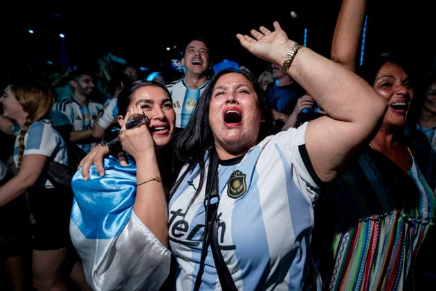 Ambiente en Madrid durante la semifinal del Mundial de fútbol 2026 entre Argentina e Inglaterra The atmosphere in Madrid during the 2026 World Cup semifinal between Argentina and England. Fans of the Argentine national team, Nationalteam during the 2026 World Cup semifinal match between Argentina and England on July 15, 2026, in Madrid, Spain. The semifinal match between Argentina and England will determine which team will face Spain in the final on July 19 in New York. JULY 15, 2026. On Foot. Madrid, Spain  Copyright: xA.xPÃ rezxMecax 7667119 Madrid Madrid Espana *** The atmosphere in Madrid during the 2026 World Cup semifinal between Argentina and England Fans of the Argentine national team during the 2026 World Cup semifinal match between Argentina and England on July 15, 2026, in Madrid, Spain The semifinal match between Argentina and England will determine which team will face Spain in the final on July 19 in New York JULY 15, 2026 On Foot Madrid, Spain  Copyright xA xPérezxMeca 7667119 Madrid Madrid Spain  Copyright: xIMAGO A.xPÃ rezxMecax imago images 0861758048