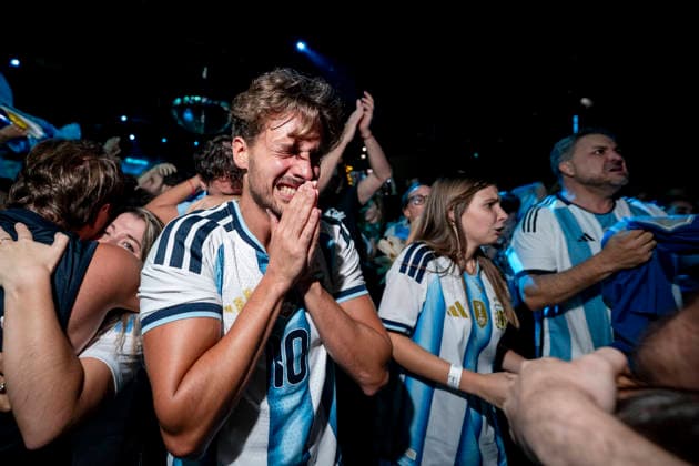 Ambiente en Madrid durante la semifinal del Mundial de fútbol 2026 entre Argentina e Inglaterra The atmosphere in Madrid during the 2026 World Cup semifinal between Argentina and England. Fans of the Argentine national team, Nationalteam during the 2026 World Cup semifinal match between Argentina and England, on July 15, 2026, in Madrid, Spain. The semifinal match between Argentina and England will determine which team will face Spain in the final on July 19 in New York. JULY 15, 2026. On Foot. Madrid, Spain  Copyright: xA.xPÃ rezxMecax 7667113 Madrid Madrid Espana *** The atmosphere in Madrid during the 2026 World Cup semifinal between Argentina and England Fans of the Argentine national team during the 2026 World Cup semifinal match between Argentina and England, on July 15, 2026, in Madrid, Spain The semifinal match between Argentina and England will determine which team will face Spain in the final on July 19 in New York JULY 15, 2026 On Foot Madrid, Spain  Copyright xA xPérezxMeca 7667113 Madrid Madrid Spain  Copyright: xIMAGO A.xPÃ rezxMecax imago images 0861758184