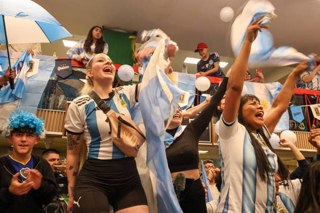 July 15, 2026, Buenos Aires, Buenos Aires, Argentina: Argentines celebrate around the Obelisk in B.A. after beating England in the semifinal and securing a spot in the World Cup final against Spain. Buenos Aires Argentina  - ZUMAa188 20260715_zip_a188_001 Copyright: xPaulaxAcunzox World News - July 15, 2026  - ZUMA0861 0861759450st Copyright: xIMAGO PaulaxAcunzox
