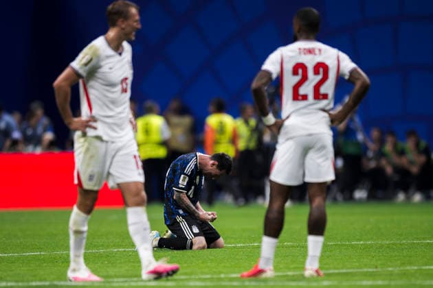 England v Argentina - FIFA World Cup, WM, Weltmeisterschaft, Fussball 2026 Lionel Messi of Argentina celebrates as Dan Burn of England and Ivan Toney of England look dejected following the final whistle of the FIFA World Cup 2026 semi final football match between England and Argentina. Atlanta United States Copyright: xNicolòxCampox