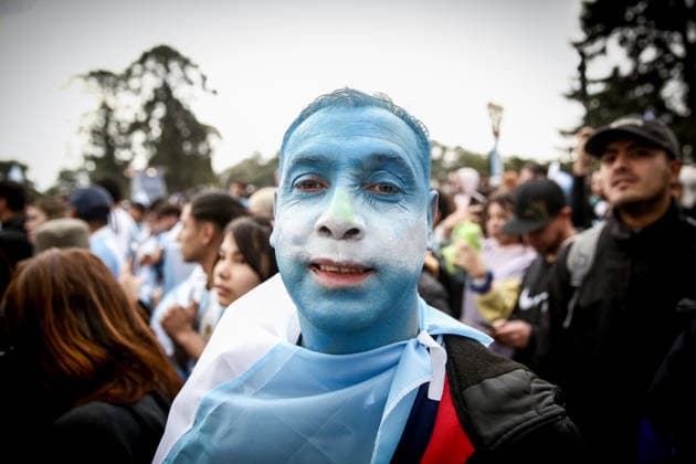 Argentina fans in Buenos Aires, Argentina -15 JULY 2026. Argentina fan with the colors of the Argentina flag on his face seen at the fan zone set up during the semifinal match between Argentina and England. Buenos Aires Argentina Copyright: xRobertoxTueroxx xSOPAxImagesx ROBTUERO_202607153554