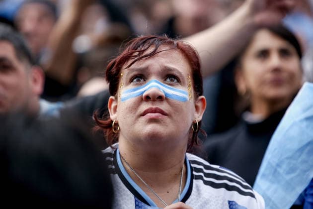 Argentina fans in Buenos Aires, Argentina -15 JULY 2026. Argentina fans seen watching a game between Argentina and England at the fan zone during the semifinal match between Argentina and England. Buenos Aires Argentina Copyright: xRobertoxTueroxx xSOPAxImagesx ROBTUERO_202607153559