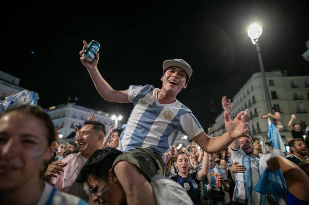 Argentine Fans Celebrate In Madrid Their Advancement To The 2026 World Cup Final. Argentine football fans celebrate their team s qualification for the 2026 FIFA World Cup, WM, Weltmeisterschaft, Fussball final in Madrid s Puerta del Sol square after defeating England 2-1 in the semi-final. Argentina will face Spain in New York on Sunday, July 19. Madrid MADRID Spain  Copyright: xDavidxCanalesx originalFilename:canalescarvajal-argentin260716_npLz5.jpg