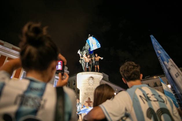 Argentine Fans Celebrate In Madrid Their Advancement To The 2026 World Cup Final. Argentine football fans celebrate their team s qualification for the 2026 FIFA World Cup, WM, Weltmeisterschaft, Fussball final in Madrid s Puerta del Sol square after defeating England 2-1 in the semi-final. Argentina will face Spain in New York on Sunday, July 19. Madrid MADRID Spain  Copyright: xDavidxCanalesx originalFilename:canalescarvajal-argentin260716_npo7b.jpg