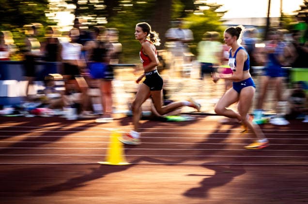 Abendsportfest Pfungstadt; Pfungstadt, 15.07.2026 Impression: Im abendlichen Gegenlicht der Sonne sind Carla Kissner (GER Sportvg Feuerbach) und Selma Heine (GER TSV SCHOTT Mainz) kurz nach dem Start ihres 800m-Laufs unterwegs; Abendsportfest Pfungstadt am 15.07.2026 im TSV-Stadion in Pfungstadt (Hessen). *** Pfungstadt Evening Sports Festival, Pfungstadt, July 15, 2026: A snapshot of Carla Kissner (GER Sportvg Feuerbach) and Selma Heine (GER TSV SCHOTT Mainz) running shortly after the start of their 800-meter race, backlit by the setting sun at the Pfungstadt Evening Sports Meet on July 15, 2026 at the TSV Stadium in Pfungstadt, Hesse Copyright: xBEAUTIFULxSPORTS R.xSchmittx