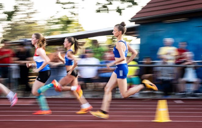 Abendsportfest Pfungstadt; Pfungstadt, 15.07.2026 Im Fokus: Amelie Mense (GER TV Waldstraße Wiesbaden, rechts im Bild) kurz nach dem Start ihres 800m-Laufs; Abendsportfest Pfungstadt am 15.07.2026 im TSV-Stadion in Pfungstadt (Hessen). *** Pfungstadt Evening Track and Field Meet, Pfungstadt, July 15, 2026 In the Spotlight: Amelie Mense of GER TV Waldstraße Wiesbaden, pictured on the right shortly after the start of her 800-meter race at the Pfungstadt Evening Sports Festival on July 15, 2026, at the TSV Stadium in Pfungstadt, Hesse Copyright: xBEAUTIFULxSPORTS R.xSchmittx
