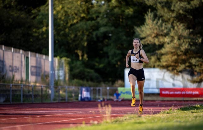 Abendsportfest Pfungstadt; Pfungstadt, 15.07.2026 Im Schlussspurt: Evelyn Bernhardt (GER USC Mainz) im 800m-Lauf; Abendsportfest Pfungstadt am 15.07.2026 im TSV-Stadion in Pfungstadt (Hessen). *** Pfungstadt Evening Sports Meet, Pfungstadt, July 15, 2026: Evelyn Bernhardt (GER, USC Mainz) in the final stretch of the 800-meter race at the Pfungstadt Evening Sports Meet on July 15, 2026, at the TSV Stadium in Pfungstadt, Hesse Copyright: xBEAUTIFULxSPORTS R.xSchmittx