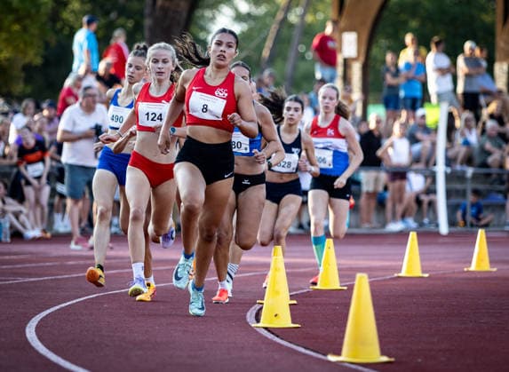 Abendsportfest Pfungstadt; Pfungstadt, 15.07.2026 Unterwegs im 800m-Lauf (von links): Franziska Bichlmeier (GER LAC Passau) und Kathrin Isabel Griesar (GER ASC Darmstadt); Abendsportfest Pfungstadt am 15.07.2026 im TSV-Stadion in Pfungstadt (Hessen). *** Pfungstadt Evening Sports Meet, Pfungstadt, July 15, 2026: In the 800-meter race, from left: Franziska Bichlmeier (GER LAC Passau) and Kathrin Isabel Griesar (GER ASC Darmstadt). Pfungstadt Evening Sports Festival on July 15, 2026, at the TSV Stadium in Pfungstadt, Hesse Copyright: xBEAUTIFULxSPORTS R.xSchmittx
