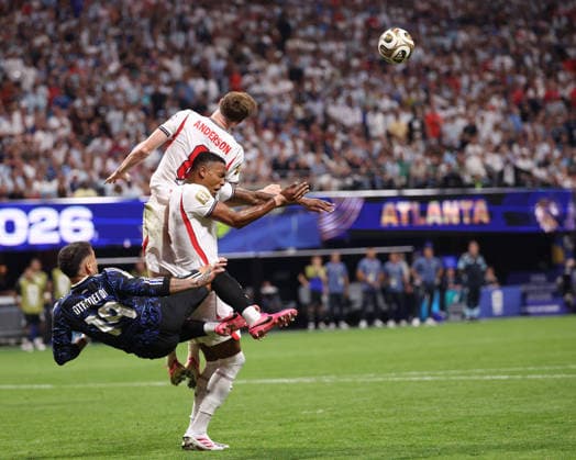 England v Argentina: Semi Final - FIFA World Cup, WM, Weltmeisterschaft, Fussball 2026 England s Elliot Anderson and Ezri Konsa challenge for a header with Argentina s Nicolas Otamendi during the FIFA World Cup Semi-Final match between England and Argentina at the Mercedes-Benz Stadium in Atlanta, United States, on July 15, 2026. Atlanta Georgia United Kingdom  Copyright: xMIxNewsx originalFilename:fletcher-englandv260715_npAnY.jpg