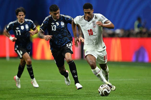 England v Argentina: Semi Final - FIFA World Cup, WM, Weltmeisterschaft, Fussball 2026 England s Jude Bellingham in action with Argentina s Cristian Romero during the FIFA World Cup semi-final match between England and Argentina at the AKA Mercedes-Benz Stadium in Atlanta on July 15, 2026. Atlanta Georgia United Kingdom  Copyright: xMIxNewsx originalFilename:fletcher-englandv260715_nppJP.jpg