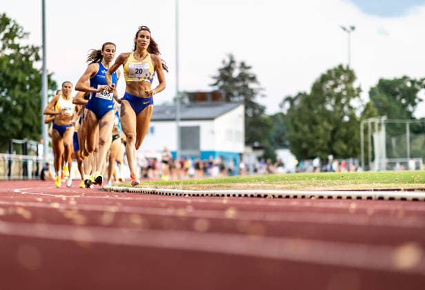 Abendsportfest Pfungstadt; Pfungstadt, 15.07.2026 Vorneweg: Lara Tortell (GER Athletics Team Karben) unterwegs als Tempomacherin im 1500m-Lauf. Dahinter ist Verena Meisl (GER TV Wattenscheid 01) zu sehen; Abendsportfest Pfungstadt am 15.07.2026 im TSV-Stadion in Pfungstadt (Hessen). *** Pfungstadt Evening Sports Festival, Pfungstadt, July 15, 2026: Leading the pack is Lara Tortell of the GER Athletics Team Karben, pacing the 1500m race. Behind her is Verena Meisl of GER TV Wattenscheid 01. Pfungstadt Evening Sports Festival on July 15, 2026, at the TSV Stadium in Pfungstadt, Hesse Copyright: xBEAUTIFULxSPORTS R.xSchmittx