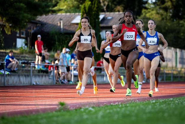 Abendsportfest Pfungstadt; Pfungstadt, 15.07.2026 Im Schlussspurt im 800m-Lauf (von links): Anita Hinriksdottir (ISL Island) und Helena Schenk (GER LG Region Karlsruhe); Abendsportfest Pfungstadt am 15.07.2026 im TSV-Stadion in Pfungstadt (Hessen). *** Pfungstadt Evening Sports Meet, Pfungstadt, July 15, 2026: In the final sprint of the 800-meter race, from left: Anita Hinriksdottir (ISL, Iceland) and Helena Schenk (GER, LG Region Karlsruhe) at the Pfungstadt Evening Sports Festival on July 15, 2026, at the TSV Stadium in Pfungstadt, Hesse Copyright: xBEAUTIFULxSPORTS R.xSchmittx