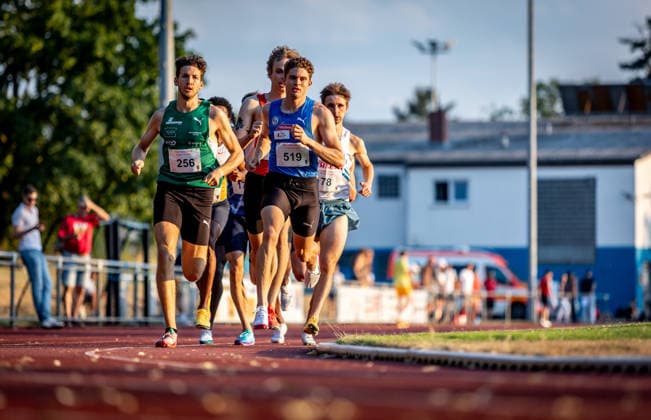 Abendsportfest Pfungstadt; Pfungstadt, 15.07.2026 Unterwegs im 800m-Lauf (von links): Tim Holzapfel (GER LV Pliezhausen 2012) und Johannes Hein (GER VfL Sindelfingen); Abendsportfest Pfungstadt am 15.07.2026 im TSV-Stadion in Pfungstadt (Hessen). *** Pfungstadt Evening Sports Meet, Pfungstadt, July 15, 2026: In the 800-meter race, from left: Tim Holzapfel (GER LV Pliezhausen 2012) and Johannes Hein (GER VfL Sindelfingen) at the Pfungstadt Evening Sports Festival on July 15, 2026, at the TSV Stadium in Pfungstadt Hesse Copyright: xBEAUTIFULxSPORTS R.xSchmittx