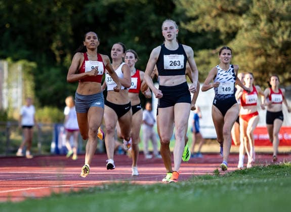 Abendsportfest Pfungstadt; Pfungstadt, 15.07.2026 Im Schlussspurt im 800m-Lauf (von links): Vanda Skupin-Alfa (GER Königsteiner LV) und Justine Wehner (GER MSC Magdeburg); Abendsportfest Pfungstadt am 15.07.2026 im TSV-Stadion in Pfungstadt (Hessen). *** Pfungstadt Evening Track and Field Meet, Pfungstadt, July 15, 2026: In the final sprint of the 800-meter race, from left: Vanda Skupin Alfa (GER, Königsteiner LV) and Justine Wehner (GER, MSC Magdeburg) at the Pfungstadt Evening Sports Festival on July 15, 2026, at the TSV Stadium in Pfungstadt, Hesse Copyright: xBEAUTIFULxSPORTS R.xSchmittx