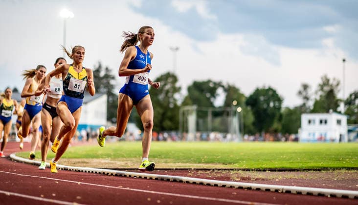 Abendsportfest Pfungstadt; Pfungstadt, 15.07.2026 Unterwegs im 1500m-Lauf: Verena Meisl (GER TV Wattenscheid 01), dahinter ist Ava Lloyd (GBR Großbritannien und Nordirland) zu sehen; Abendsportfest Pfungstadt am 15.07.2026 im TSV-Stadion in Pfungstadt (Hessen). *** Pfungstadt Evening Sports Meet, Pfungstadt, July 15, 2026. Verena Meisl (GER TV Wattenscheid 01) in the 1500m race, with Ava Lloyd (GBR, Great Britain and Northern Ireland) visible behind her at the Pfungstadt Evening Sports Meet on July 15, 2026, at the TSV Stadium in Pfungstadt, Hesse Copyright: xBEAUTIFULxSPORTS R.xSchmittx