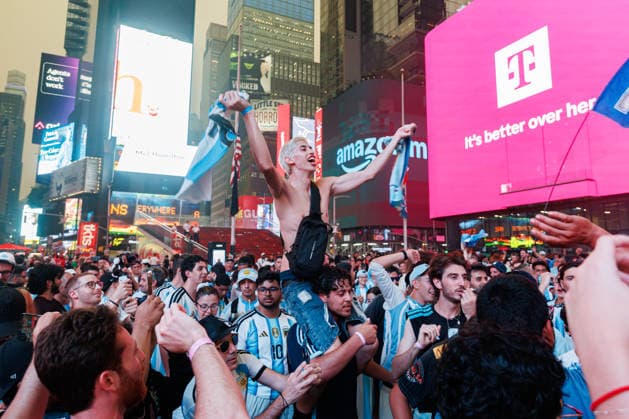 Fans Of Argentina Celebrate The Victory Against England In The FIFA World Cup, WM, Weltmeisterschaft, Fussball 2026 In New York City A shirtless Argentina supporter celebrating on another fan s shoulders waves the national colors amidst a sea of fans in Times Square after a 2-1 win over England on July 15, 2026, in New York, United States. New York United States  Copyright: xFedericoxTorresx originalFilename:torres-notitle260715_npGEd.jpg