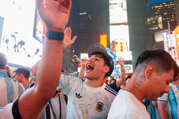 Fans Of Argentina Celebrate The Victory Against England In The FIFA World Cup, WM, Weltmeisterschaft, Fussball 2026 In New York City Argentina fans sing and cheer in Times Square, celebrating their team s semifinal victory over England on July 15, 2026, in New York, United States. New York United States  Copyright: xFedericoxTorresx originalFilename:torres-notitle260715_npGFX.jpg