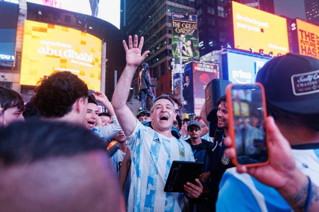 Fans Of Argentina Celebrate The Victory Against England In The FIFA World Cup, WM, Weltmeisterschaft, Fussball 2026 In New York City An Argentina supporter wearing the national team, Nationalteam jersey waves to the crowd while celebrating the team s qualification for the World Cup final in Times Square in New York, United States, on July 15, 2026. New York United States  Copyright: xFedericoxTorresx originalFilename:torres-notitle260715_npJxr.jpg