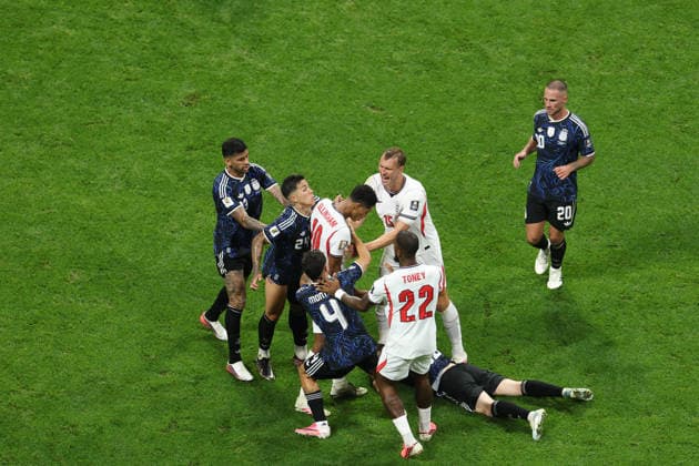 England v Argentina 15 July 2026, Atlanta - FIFA World Cup, WM, Weltmeisterschaft, Fussball Football - Semi-Final - England v Argentina - ristian Romero of Argentina pushes Enzo Fernandez into the back of Jude Bellingham of England - Photo: Charlotte Wilson Offside. Atlanta USA *** England gegen Argentinien, 15. Juli 2026, Atlanta: Halbfinale der FIFA-Fußball-Weltmeisterschaft – England gegen Argentinien: Cristian Romero aus Argentinien stößt Enzo Fernández in den Rücken von Jude Bellingham aus England. Foto: Charlotte Wilson. Abseits. Atlanta, USA  Copyright: xCharlottexWilsonx xOffsidexOffside