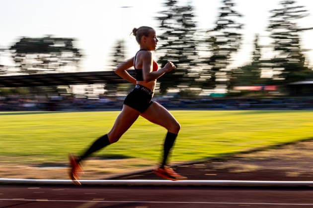 Abendsportfest Pfungstadt; Pfungstadt, 15.07.2026 Unterwegs im abendlichen Gegenlicht der tiefstehenden Sonne: Nynke Brouwer (GER LuT Aschaffenburg) in ihrem 800m-Lauf; Abendsportfest Pfungstadt am 15.07.2026 im TSV-Stadion in Pfungstadt (Hessen). *** Pfungstadt Evening Track Meet, Pfungstadt, July 15, 2026 Running in the evening backlight of the low-hanging sun, Nynke Brouwer (GER, LuT Aschaffenburg) in her 800-meter race at the Pfungstadt Evening Sports Meet on July 15, 2026, at the TSV Stadium in Pfungstadt, Hesse Copyright: xBEAUTIFULxSPORTS R.xSchmittx