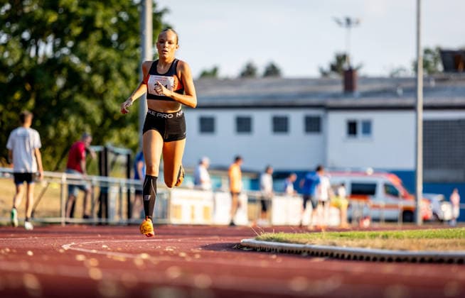 Abendsportfest Pfungstadt; Pfungstadt, 15.07.2026 Nynke Brouwer (GER LuT Aschaffenburg) unterwegs im 800m-Lauf; Abendsportfest Pfungstadt am 15.07.2026 im TSV-Stadion in Pfungstadt (Hessen). *** Pfungstadt Evening Sports Meet, Pfungstadt, July 15, 2026: Nynke Brouwer (GER, LuT Aschaffenburg) competing in the 800-meter race at the Pfungstadt Evening Sports Meet on July 15, 2026, at the TSV Stadium in Pfungstadt, Hesse Copyright: xBEAUTIFULxSPORTS R.xSchmittx