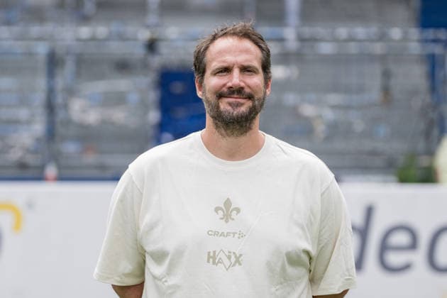 15.07.2026, xfux, Fussball 2.Bundesliga, SV Darmstadt 98 Fototermin Saison 2026 2027 - Porträttermin 2026 2027, v.l. Rehatrainer Florian Bauer (SV Darmstadt 98) Darmstadt *** July 15, 2026, xfux, Soccer, 2. Bundesliga, SV Darmstadt 98, Photo Shoot for the 2026–2027 Season, Portrait Session for the 2026–2027 Season, from left: Rehabilitation Coach Florian Bauer, SV Darmstadt 98, Darmstadt