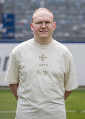 15.07.2026, xfux, Fussball 2.Bundesliga, SV Darmstadt 98 Fototermin Saison 2026 2027 - Porträttermin 2026 2027, v.l. Leiter Kaderplanung Philipp Gründler Gruendler (SV Darmstadt 98) Darmstadt *** July 15, 2026, xfux, Soccer, 2. Bundesliga, SV Darmstadt 98 Photo Shoot for the 2026–2027 Season, Portrait Session for the 2026–2027 Season, from left: Head of Roster Planning Philipp Gründler, SV Darmstadt 98, Darmstadt