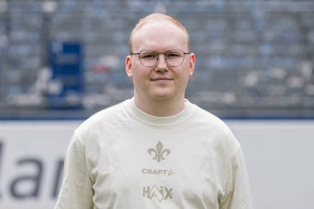 15.07.2026, xfux, Fussball 2.Bundesliga, SV Darmstadt 98 Fototermin Saison 2026 2027 - Porträttermin 2026 2027, v.l. Leiter Kaderplanung Philipp Gründler Gruendler (SV Darmstadt 98) Darmstadt *** July 15, 2026, xfux, Soccer, 2. Bundesliga, SV Darmstadt 98 Photo Shoot for the 2026–2027 Season, Portrait Session for the 2026–2027 Season, from left: Head of Roster Planning Philipp Gründler, SV Darmstadt 98, Darmstadt