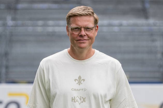 15.07.2026, xfux, Fussball 2.Bundesliga, SV Darmstadt 98 Fototermin Saison 2026 2027 - Porträttermin 2026 2027, v.l. Mannschaftsarzt Dr. Philip Jessen (SV Darmstadt 98) Darmstadt *** July 15, 2026, xfux, Soccer, 2. Bundesliga, SV Darmstadt 98 Photo Session for the 2026–2027 Season, Portrait Session for the 2026–2027 Season, from left: Team Doctor Dr. Philip Jessen, SV Darmstadt 98, Darmstadt