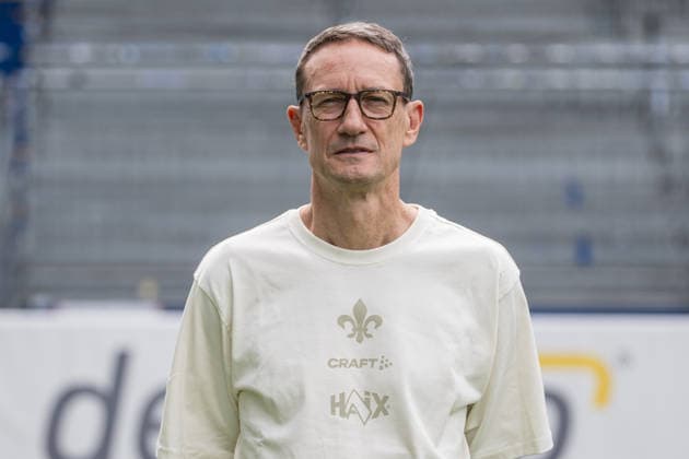 15.07.2026, xfux, Fussball 2.Bundesliga, SV Darmstadt 98 Fototermin Saison 2026 2027 - Porträttermin 2026 2027, v.l. Mannschaftsarzt Dr. Marc Schneider (SV Darmstadt 98) Darmstadt *** July 15, 2026, xfux, Soccer, 2. Bundesliga, SV Darmstadt 98 Photo Shoot for the 2026–2027 Season, Portrait Session for the 2026–2027 Season, from left: Team Doctor Dr. Marc Schneider, SV Darmstadt 98, Darmstadt