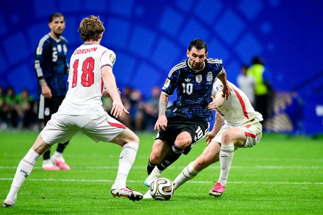 ATLANTA, GEORGIA - JULY 15: Lionel Messi of Argentina dribbles with the ball past Elliot Anderson of England during the FIFA World Cup, WM, Weltmeisterschaft, Fussball 2026 Semi Final match between England and Argentina at Atlanta Stadium on July 15, 2026 in Atlanta, Georgia.  Copyright: xMBxMediax