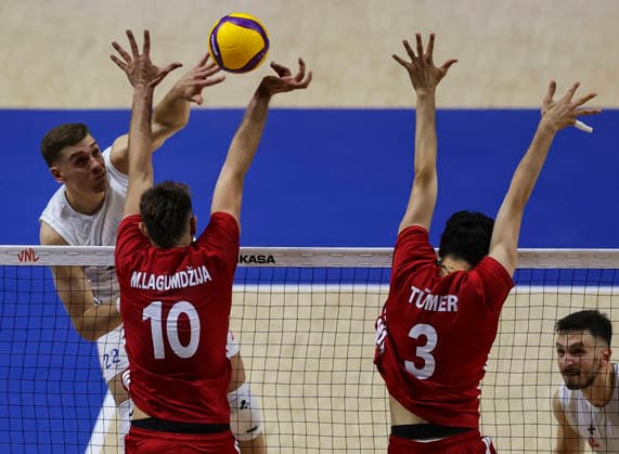Men s Volleyball Nations League - Belgrade 2026 Serbia s Veljko Masulovic spikes the ball against Turkey s Mirza Lagumdzija and Turkey s Ahmet Tumer during the MenÕs Volleyball Nations League Pool 7 match between Serbia and Turkiye at Belgrade Arena on July 15, 2026 in Belgrade, Serbia. Belgrade Serbia Copyright: xSrdjanxStevanovicx x