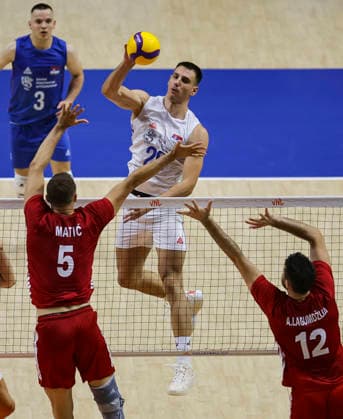 Men s Volleyball Nations League - Belgrade 2026 Serbia s Aleksandar Nedeljkovic spikes the ball against Turkey s Marko Matic and Turkey s Adis Lagumdzija during the MenÕs Volleyball Nations League Pool 7 match between Serbia and Turkiye at Belgrade Arena on July 15, 2026 in Belgrade, Serbia. Belgrade Serbia Copyright: xSrdjanxStevanovicx x