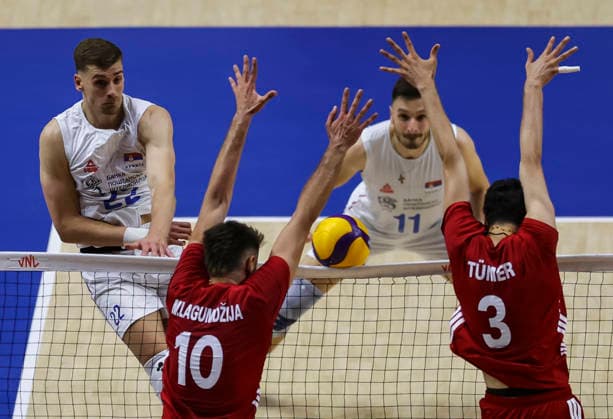 Men s Volleyball Nations League - Belgrade 2026 Serbia s Veljko Masulovic spikes the ball against Turkey s Mirza Lagumdzija and Turkey s Ahmet Tumer during the MenÕs Volleyball Nations League Pool 7 match between Serbia and Turkiye at Belgrade Arena on July 15, 2026 in Belgrade, Serbia. Belgrade Serbia Copyright: xSrdjanxStevanovicx x