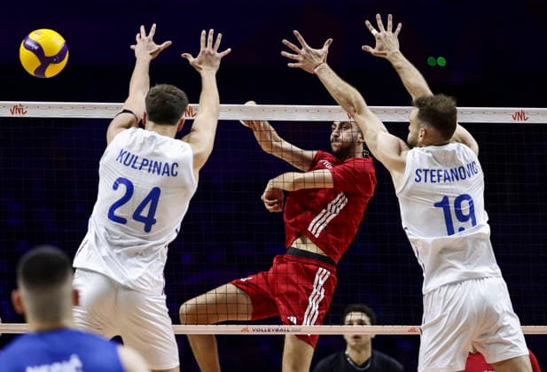 Men s Volleyball Nations League - Belgrade 2026 Turkey s Ahmet Tumer spikes the ball against Serbia s Vuk Kulpinac and Serbia s Aleksandar Stefanovic during the MenÕs Volleyball Nations League Pool 7 match between Serbia and Turkiye at Belgrade Arena on July 15, 2026 in Belgrade, Serbia. Belgrade Serbia Copyright: xSrdjanxStevanovicx x
