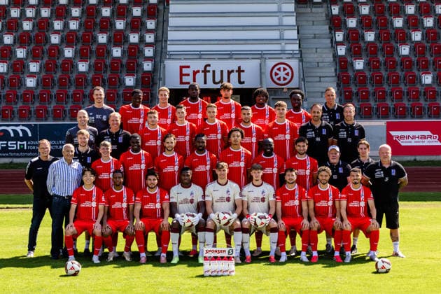 16.07.2026, GER, Fussball, Maenner, Saison 26 27, Regionalliga Nordost, FC Rot-Weiss Erfurt Media Day Presstermin Fototermin Lorenz Otto (FC Rot-Weiss Erfurt) Ben-Luca Moritz (FC Rot-Weiss Erfurt) Til Linus Schwarz (FC Rot-Weiss Erfurt) Maxime Aglago Awoudja (FC Rot-Weiss Erfurt) Benjika Caciel (FC Rot-Weiss Erfurt) Romarjo Hajrulla (FC Rot-Weiss Erfurt) Marco Ferdinand Wolf (FC Rot-Weiss Erfurt) Ayooluwa David Adesida (FC Rot-Weiss Erfurt) Pablo Santana Soares (FC Rot-Weiss Erfurt) Laurenz Dehl (FC Rot-Weiss Erfurt) Lucas Bradley Falcao Cini (FC Rot-Weiss Erfurt) Jaden Rodtnick (FC Rot-Weiss Erfurt) Nathan Fuakala (FC Rot-Weiss Erfurt) Benjamin Dreca (FC Rot-Weiss Erfurt) Stanislav Fehler (FC Rot-Weiss Erfurt) Sami Chentoufi (FC Rot-Weiss Erfurt) Jonas Berndt (FC Rot-Weiss Erfurt) Sejdo Durakov (FC Rot-Weiss Erfurt) Fabian Gerber (FC Rot-Weiss Erfurt) Robbie Felssberg (FC Rot-Weiss Erfurt) Niclas Walther (FC Rot-Weiss Erfurt) Benny Boboy (FC Rot-Weiss Erfurt) Benjamin Dreca (FC Rot-Weiss Erfurt) Dustin Forkel (FC Rot-Weiss Erfurt) Boipelo Mashigo (FC Rot-Weiss Erfurt) Emmanuel Mawuli Mensah (FC Rot-Weiss Erfurt) Raphael Assibey-Mensah (FC Rot-Weiss Erfurt) Jean-Philippe Njike Nana (FC Rot-Weiss Erfurt) Sofiane Ikene (FC Rot-Weiss Erfurt) Nathan Justin Allen Claxton (FC Rot-Weiss Erfurt) Luca Kerkemeyer (FC Rot-Weiss Erfurt) Raphael Jacky (FC Rot-Weiss Erfurt) Berk Inaler (FC Rot-Weiss Erfurt) Phillip Aboagye (FC Rot-Weiss Erfurt) 99096 Erfurt Steigerwaldstadion Rasenplatz Thueringen Deutschland *** July 16, 2026, GER, Soccer, Men, 2026–2027 Season, Regionalliga Nordost, FC Rot Weiss Erfurt Media Day Press Conference Photo Op Lorenz Otto FC Rot Weiss Erfurt Ben Luca Moritz FC Rot Weiss Erfurt Til Linus Schwarz FC Rot Weiss Erfurt Maxime Aglago Awoudja FC Rot Weiss Erfurt Benjika Caciel FC Rot Weiss Erfurt Romarjo Hajrulla FC Rot Weiss Erfurt Marco Ferdinand Wolf FC Rot-Weiss Erfurt Ayooluwa David Adesida FC Rot-Weiss Erfurt Pablo Santana Soares FC Rot-Weiss Erfurt Laurenz Dehl FC Rot-Weiss Erfurt Lucas Bradley Falcao Cini FC Rot-Weiss Erfurt Jaden Rodtnick FC Rot-Weiss Erfurt Nathan Fuakala FC Rot-Weiss Erfurt Benjamin Dreca FC Rot-Weiss Erfurt Stanislav Fehler FC Rot Weiss Erfurt Sami Chentoufi FC Rot Weiss Erfurt Jonas Berndt FC Rot Weiss Erfurt Sejdo Durakov FC Rot Weiss Erfurt Fabian Gerber FC Rot Weiss Erfurt Robbie Felssberg FC Rot Weiss Erfurt Niclas Walther FC Rot Weiss Erfurt Benny Boboy FC Rot Weiss Erfurt Benjamin Dreca FC Rot Weiss Erfurt Dustin Forkel FC Rot Weiss Erfurt Boipelo Mashigo FC Rot Weiss Erfurt Emmanuel Mawuli Mensah FC Rot Weiss Erfurt Raphael Assibey Mensah FC Rot Weiss Erfurt Jean Philippe Njike Nana FC Rot Weiss Erfurt Sofiane Ikene FC Rot Weiss Erfurt Nathan Justin Allen Claxton FC Rot Weiss Erfurt Luca Kerkemeyer FC Rot Weiss Erfurt Raphael Jacky FC Rot Weiss Erfurt Berk Inaler FC Rot Weiss Erfurt Phillip Aboagye FC Rot Weiss Erfurt 99096 Erfurt Steigerwaldstadion Grass Field Thuringia Germany