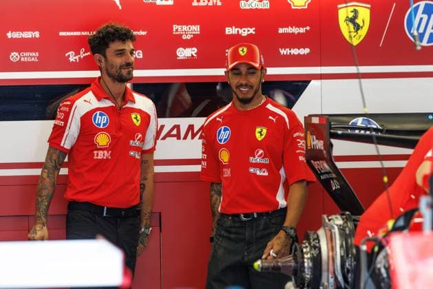 Lewis Hamilton (Scuderia Ferrari HP, 44) mit Mechanikern in der Box, Grosser Preis von Belgien, Motorsport, Formel 1, Saison 2026, 16.07.2026 Grosser Preis von Belgien, Motorsport, Formel 1, Saison 2026, 16.07.2026 Spa Franchorchamps *** Lewis Hamilton, Scuderia Ferrari, No. 44, with mechanics in the pit, Belgian Grand Prix, motorsports, Formula 1, 2026 season, July 16, 2026, Belgian Grand Prix, motorsports, Formula 1, 2026 season, July 16, 2026, Spa-Francorchamps Copyright: xEibner-Pressefoto AlexanderxNeisx EP_ANS