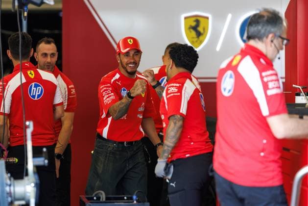 Lewis Hamilton (Scuderia Ferrari HP, 44) mit Mechanikern in der Box, Grosser Preis von Belgien, Motorsport, Formel 1, Saison 2026, 16.07.2026 Grosser Preis von Belgien, Motorsport, Formel 1, Saison 2026, 16.07.2026 Spa Franchorchamps *** Lewis Hamilton, Scuderia Ferrari, No. 44, with mechanics in the pit, Belgian Grand Prix, motorsports, Formula 1, 2026 season, July 16, 2026, Belgian Grand Prix, motorsports, Formula 1, 2026 season, July 16, 2026, Spa-Francorchamps Copyright: xEibner-Pressefoto AlexanderxNeisx EP_ANS