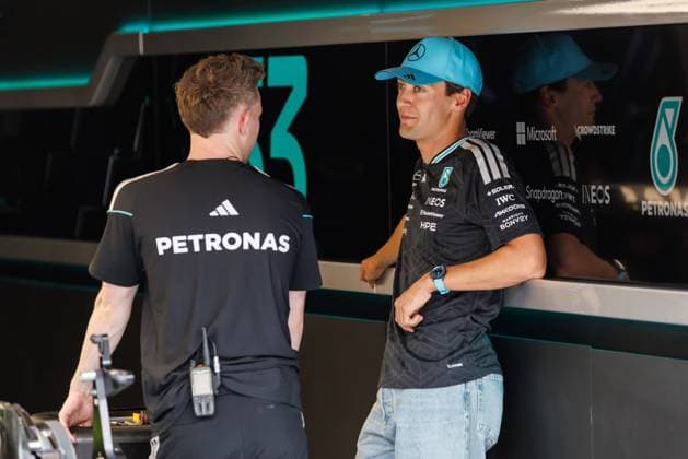 George Russell (Mercedes AMG Petronas F1 Team, 63) mit Mechaniker in der Box, Grosser Preis von Belgien, Motorsport, Formel 1, Saison 2026, 16.07.2026 Grosser Preis von Belgien, Motorsport, Formel 1, Saison 2026, 16.07.2026 Spa Franchorchamps *** George Russell, Mercedes AMG Petronas F1 Team, No. 63 with a mechanic in the pit, Belgian Grand Prix, Motorsports, Formula 1, 2026 Season, July 16, 2026 Belgian Grand Prix, Motorsports, Formula 1, 2026 Season, July 16, 2026 Spa-Francorchamps Copyright: xEibner-Pressefoto AlexanderxNeisx EP_ANS