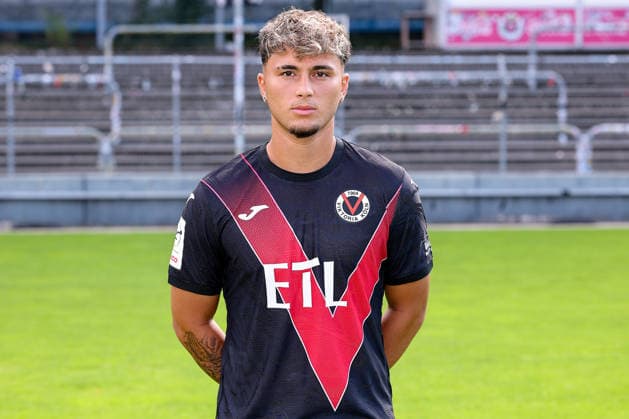 Samuele Carella; FC Viktoria Köln 1904 e.V.; 3.Liga, Porträttermin 2026 2027 am 16.07.2026 im Sportpark Höhenberg Nordrhein-Westfalen Deutschland *** Samuele Carella, FC Viktoria Köln 1904 e.V., 3. Liga; profile session for the 2026–2027 season on July 16, 2026, at Sportpark Höhenberg, North Rhine-Westphalia, Germany