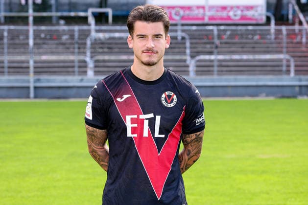 Niklas Castelle; FC Viktoria Köln 1904 e.V.; 3.Liga, Porträttermin 2026 2027 am 16.07.2026 im Sportpark Höhenberg Nordrhein-Westfalen Deutschland *** Niklas Castelle, FC Viktoria Köln 1904 e.V., 3. Liga, photo shoot for the 2026–2027 season on July 16, 2026, at Sportpark Höhenberg, North Rhine-Westphalia, Germany