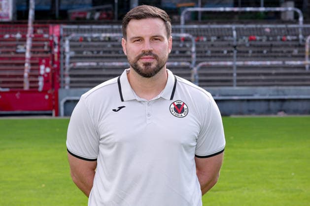Rehatrainer Roman Weiß; FC Viktoria Köln 1904 e.V.; 3.Liga, Porträttermin 2026 2027 am 16.07.2026 im Sportpark Höhenberg Nordrhein-Westfalen Deutschland *** Rehabilitation Coach Roman Weiß, FC Viktoria Köln 1904 e.V., 3. Liga; profile session for the 2026–2027 season on July 16, 2026, at Sportpark Höhenberg, North Rhine-Westphalia, Germany