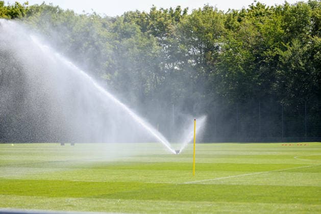 Der Rasen am Campus wird mit Rasensprenger bewaessert, Wasser, Bewaesserung, GER, FC Bayern Muenchen Frauen Training, Fussball, Google Pixel Frauen-Bundesliga, Saison 2026 2027, 16.07.2026, GER, FC Bayern Muenchen Frauen Training, Fussball, Google Pixel Frauen-Bundesliga, Saison 2026 2027, 16.07.2026 Muenchen *** The lawn on campus is watered with sprinklers; water, irrigation, GER, FC Bayern Munich Women s Training, soccer, Google Pixel Women s Bundesliga, 2026–2027 season, July 16, 2026, GER, FC Bayern Munich Women’s Training, soccer, Google Pixel Women’s Bundesliga, 2026–2027 season, July 16, 2026, Munich Copyright: xEibner-Pressefoto JennixMaulx EP_JML